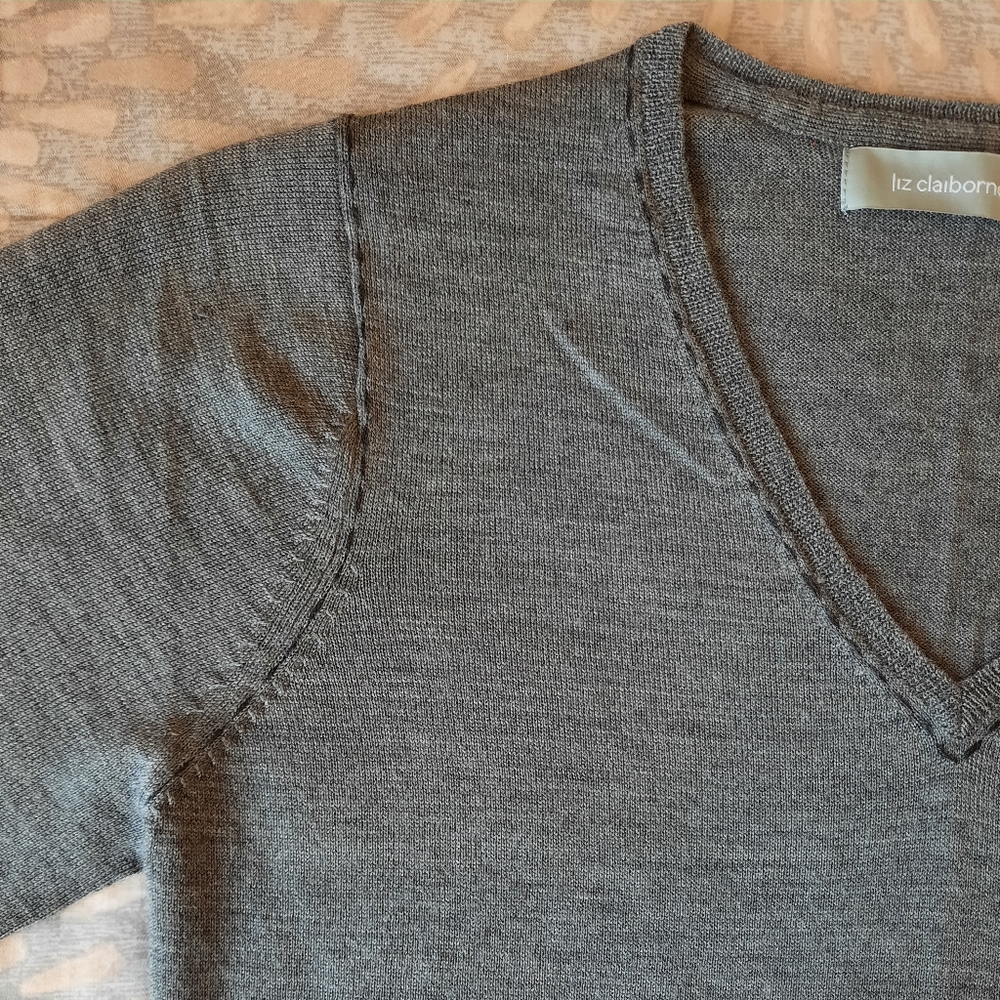 Liz Claiborne wool,grey V- neck    sweater size XL. - Picture 5 of 13
